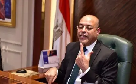 وزير العمل يدعم عاملة فقدت طفلتها الرضيعة في شركة نسيج بالإسكندرية