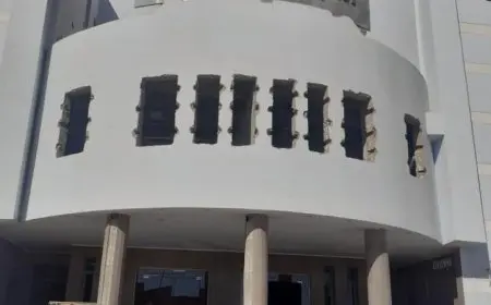 وزير الصحة يستعرض تقريرا حول تنفيذ 37 مشروعًا صحيًا في 13 محافظة