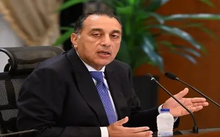 مدبولي يستعرض تطورات محطة الأتوبيس الترددي بالقرب من المتحف المصري الكبير