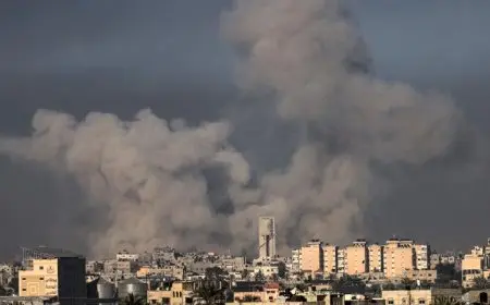 إصابات بين الفلسطينيين نتيجة قصف الاحتلال الإسرائيلي لبرج سكني في غزة