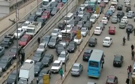 النشرة المرورية اليوم تكشف عن ازدحام الطرق الرئيسية في القاهرة والجيزة مع أهم مناطق الكثافات العالية