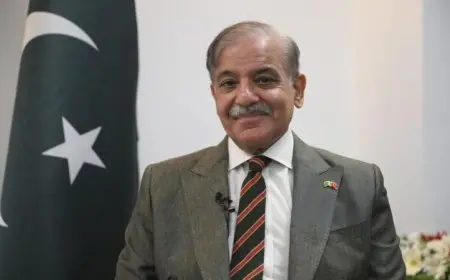 رئيس وزراء باكستان يصل قطر للمشاركة في القمة العربية الاستثنائية