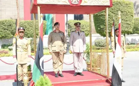 رئيس أركان حرب القوات المسلحة يلتقي مع رئيس الأركان العامة للجيش الليبي لتعزيز التعاون العسكري