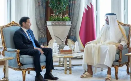 أمير قطر ووزير الخارجية الأمريكي يتباحثان تعزيز العلاقات الاستراتيجية بين البلدين