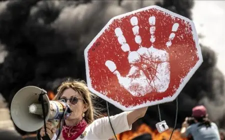 عائلات الرهائن تنظم مسيرة قوية أمام منزل نتنياهو للمطالبة بالإفراج عن المحتجزين