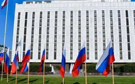 السفارة الروسية في واشنطن ترد على ادعاءات نشر معلومات مضللة حول مقتل كيرك