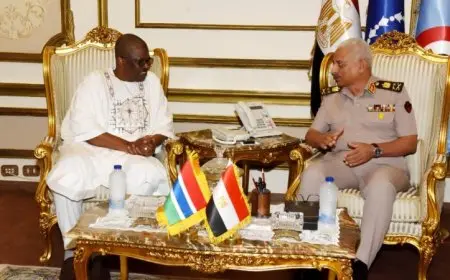 وزير الدفاع والإنتاج الحربي يجتمع مع نظيره في جمهورية جامبيا لتعزيز التعاون العسكري