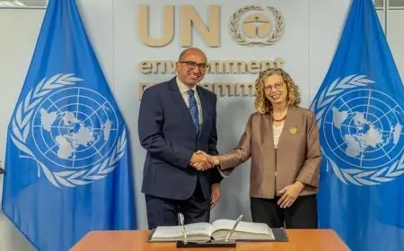 سفير مصر في نيروبي يجتمع مع المديرة التنفيذية لبرنامج الأمم المتحدة للبيئة لتعزيز التعاون البيئي