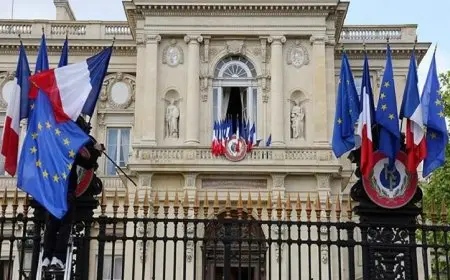 فرنسا توقف تعاونها مع مالي في مواجهة الإرهاب وتقوم بطرد دبلوماسيين اثنين