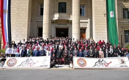 رئيس جامعة القاهرة يطلق العام الدراسي الجديد بتحية العلم ويجري حوارا مع الطلاب