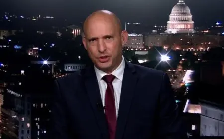 رئيس وزراء إسرائيل السابق يعلن عزمه التصدي لمحاولات نتنياهو لتأجيل الانتخابات