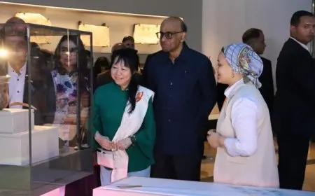 رئيس سنغافورة وزوجته يزوران المتحف المصري الكبير وأهرامات الجيزة