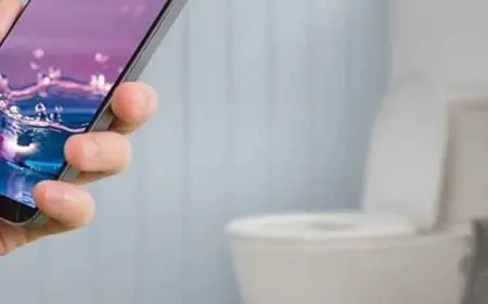 دراسة تحذر من استخدام الهاتف الذكى فى المرحاض