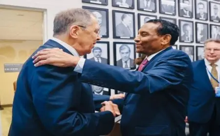 وزير الخارجية الروسية ورئيس وزراء السودان يناقشان الأزمة العسكرية والسياسية فى السودان