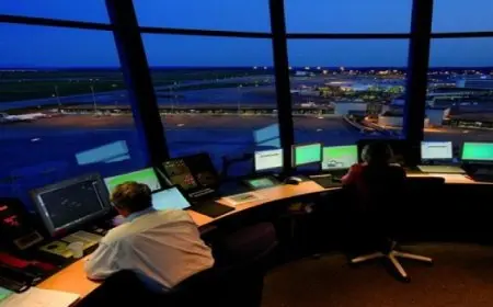 مراقب جوي يواجه كارثة محتملة لطائرة نتيجة نومه أثناء أداء واجبه