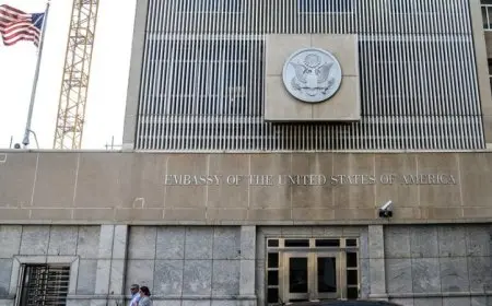 إسرائيليون يحتشدون أمام السفارة الأمريكية للضغط على ترامب بتمسكه بخطته تجاه غزة