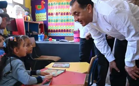 رئيس الوزراء يزور مدرسة الشهيد سامح طاحون الابتدائية في قرية شمّا ويستعرض تجهيزاتها