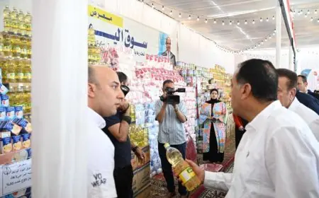 رئيس الوزراء يقوم بجولة تفقدية في سوق اليوم الواحد للسلع الغذائية في أشمون