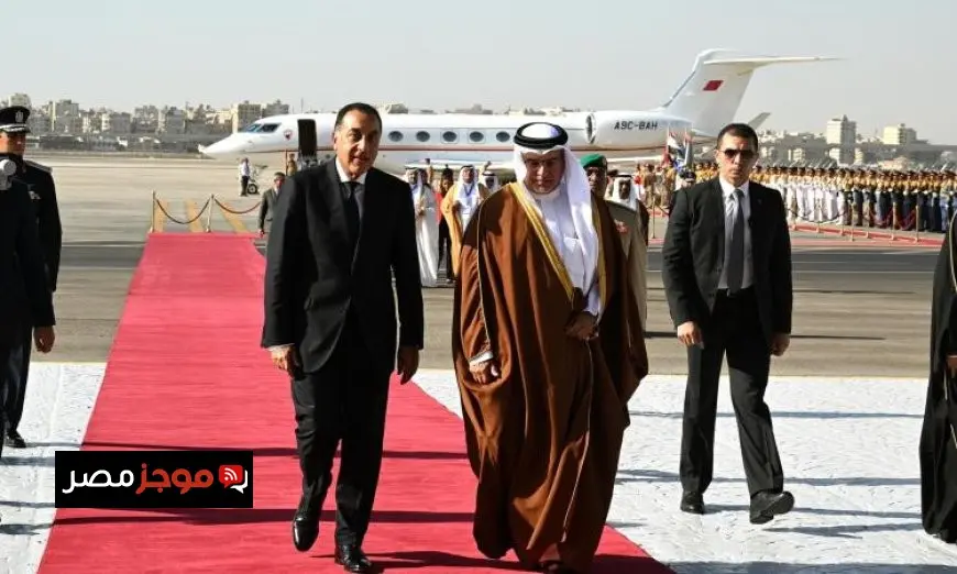 رئيس الوزراء يرحب بولي عهد مملكة البحرين في مطار القاهرة الدولي وسط استقبال رسمي مميز