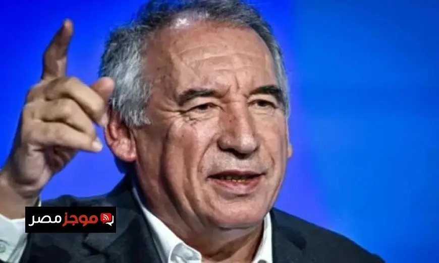 رئيس وزراء فرنسا يستقيل من منصبه بعد حجب الثقة عن حكومته بحضور الرئيس ماكرون