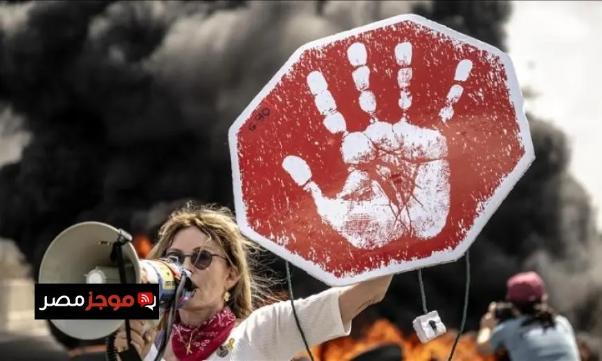 عائلات الرهائن تنظم مسيرة قوية أمام منزل نتنياهو للمطالبة بالإفراج عن المحتجزين