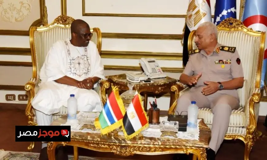 وزير الدفاع والإنتاج الحربي يجتمع مع نظيره في جمهورية جامبيا لتعزيز التعاون العسكري