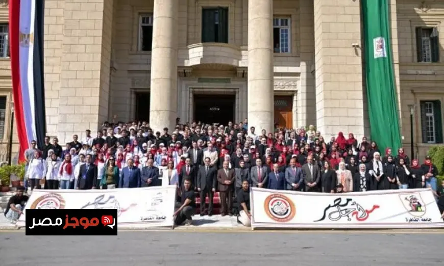 رئيس جامعة القاهرة يطلق العام الدراسي الجديد بتحية العلم ويجري حوارا مع الطلاب