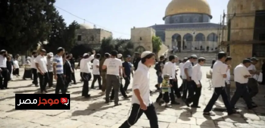 عشرات المستوطنين يقتحمون باحات الأقصى واعتقال ما لا يقل عن 15 فلسطينيا من مدن الضفة