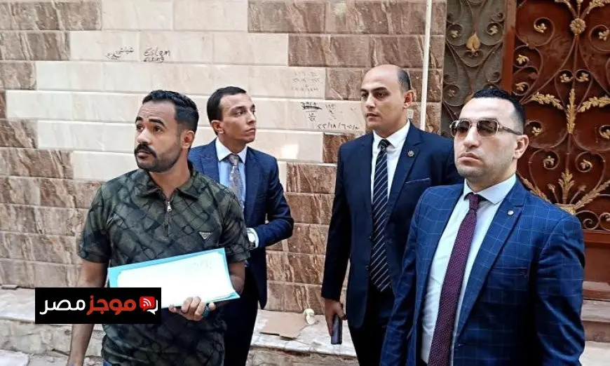 صور توثق معاينة النيابة الإدارية لموقع حادث حريق مصنع في المحلة الكبرى
