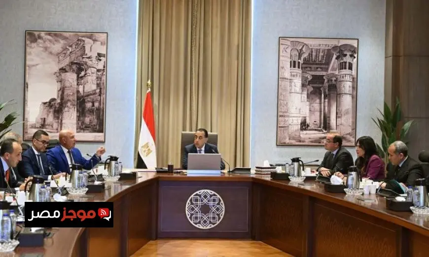 رئيس الوزراء يراقب تقدم تنفيذ مشاريع القطار الكهربائي السريع