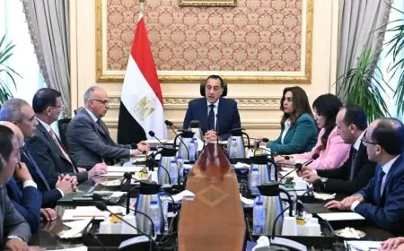 رئيس الوزراء يراقب تنفيذ خطة تطهير المجاري المائية لتحسين البيئة المياه