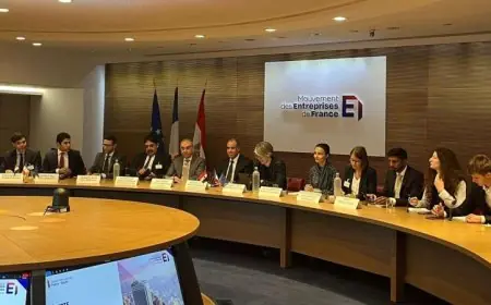 وزير الخارجية يجتمع مع قادة الشركات وصناديق الاستثمار الفرنسية لتعزيز التعاون الاقتصادي