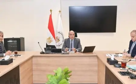 وزير الري يستعرض تقدم أعمال تطوير وتنظيف المجاري المائية وتحسين المنظومة