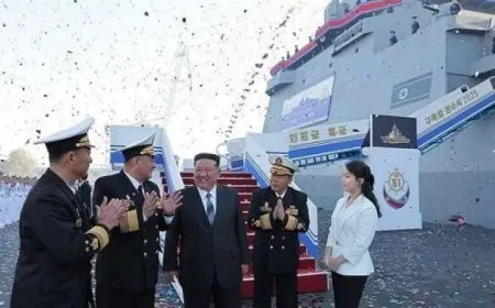 زعيم كوريا الشمالية يتفقد مدمرة بحرية جديدة لتعزيز القوة العسكرية ومواجهة التهديدات الخارجية