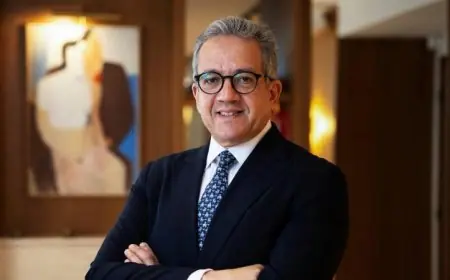 وزير السياحة والآثار يبارك للعناني فوزه بمديرية اليونسكو العامة