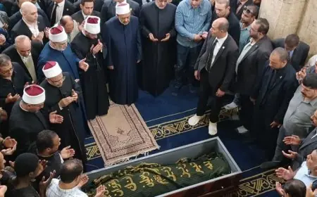شيخ الأزهر يقيم صلاة الجنازة على الدكتور أحمد عمر هاشم بحضور الآلاف من المصلين