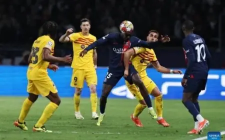 صافرة إنجليزية تشعل قمة دوري أبطال أوروبا بين برشلونة وباريس سان جيرمان