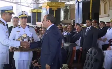 رئيس أكاديمية الشرطة يقدم هدية تذكارية للرئيس السيسي تتضمن رموز الوطن