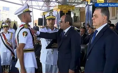 الرئيس السيسي يكرم أوائل خريجي أكاديمية الشرطة بميداليات الامتياز