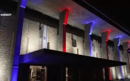 مبنى الكنيست الإسرائيلي يتألق بألوان العلم الأمريكي احتفالاً بزيارة ترامب