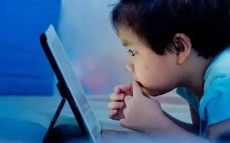 دراسة كندية تكشف تأثير الإفراط في الشاشة على أداء الأطفال في المدرسة