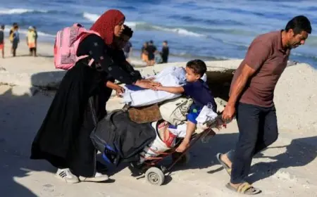 مئات الآلاف يعودون إلى منازلهم في اليوم الثالث من وقف النار في غزة