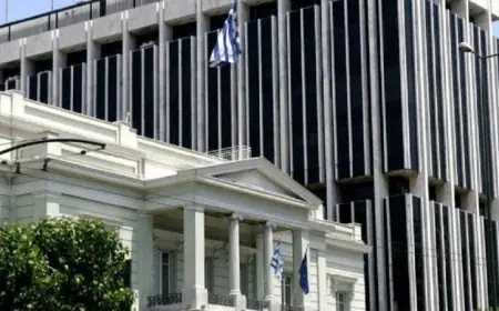 وزير الخارجية اليوناني يؤجل لقائه مع نظيره الألماني لمشاركة قمة شرم الشيخ