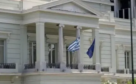 وزير الخارجية اليوناني يؤجل اجتماعه مع نظيره الألماني للانضمام إلى قمة شرم الشيخ