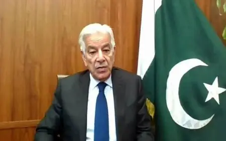 وزير الدفاع الباكستاني يؤكد عدم استهداف المدنيين الأفغان وحق الرد على أي اعتداء