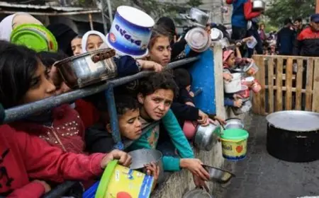 الإغاثة الطبية في غزة تكثف جهودها لتلبية الاحتياجات وانتشال جثامين الشهداء