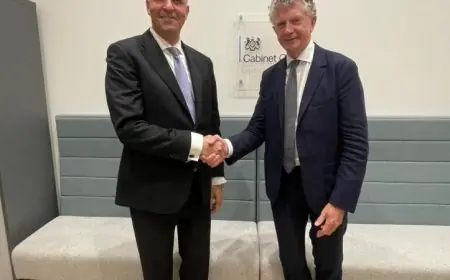 سفير مصر في لندن يلتقي مستشار الأمن القومي البريطاني لتعزيز العلاقات الثنائية