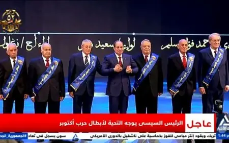 الرئيس السيسي يلتقط صورة تذكارية مع أبطال حرب أكتوبر المجيدة