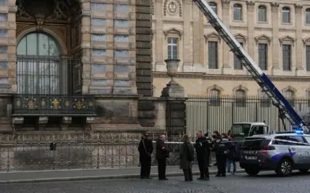 الشرطة الفرنسية تكثف جهودها للقبض على لصوص متحف اللوفر بعد عملية سرقة جريئة