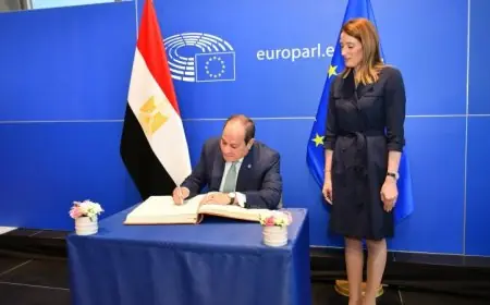 الرئيس السيسي يسجل اسمه في سجل كبار الزوار بالبرلمان الأوروبي